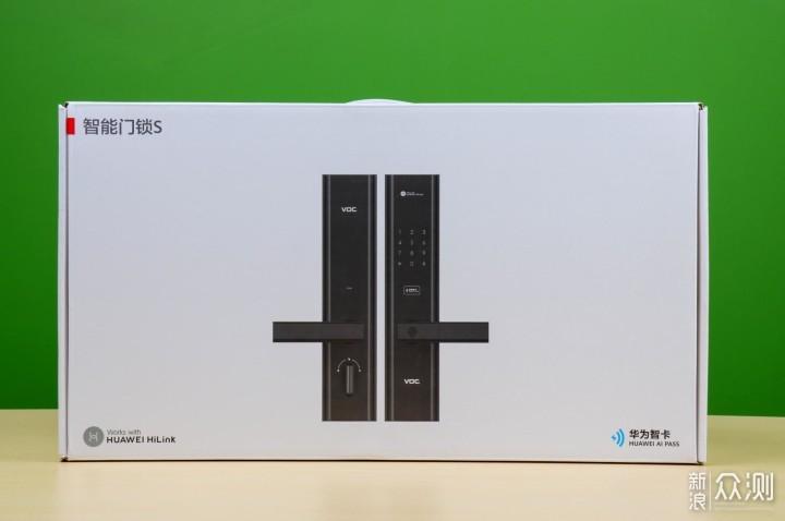 包装的正面是产品的宣传图,左上角则是产品名称'智能门锁 s'